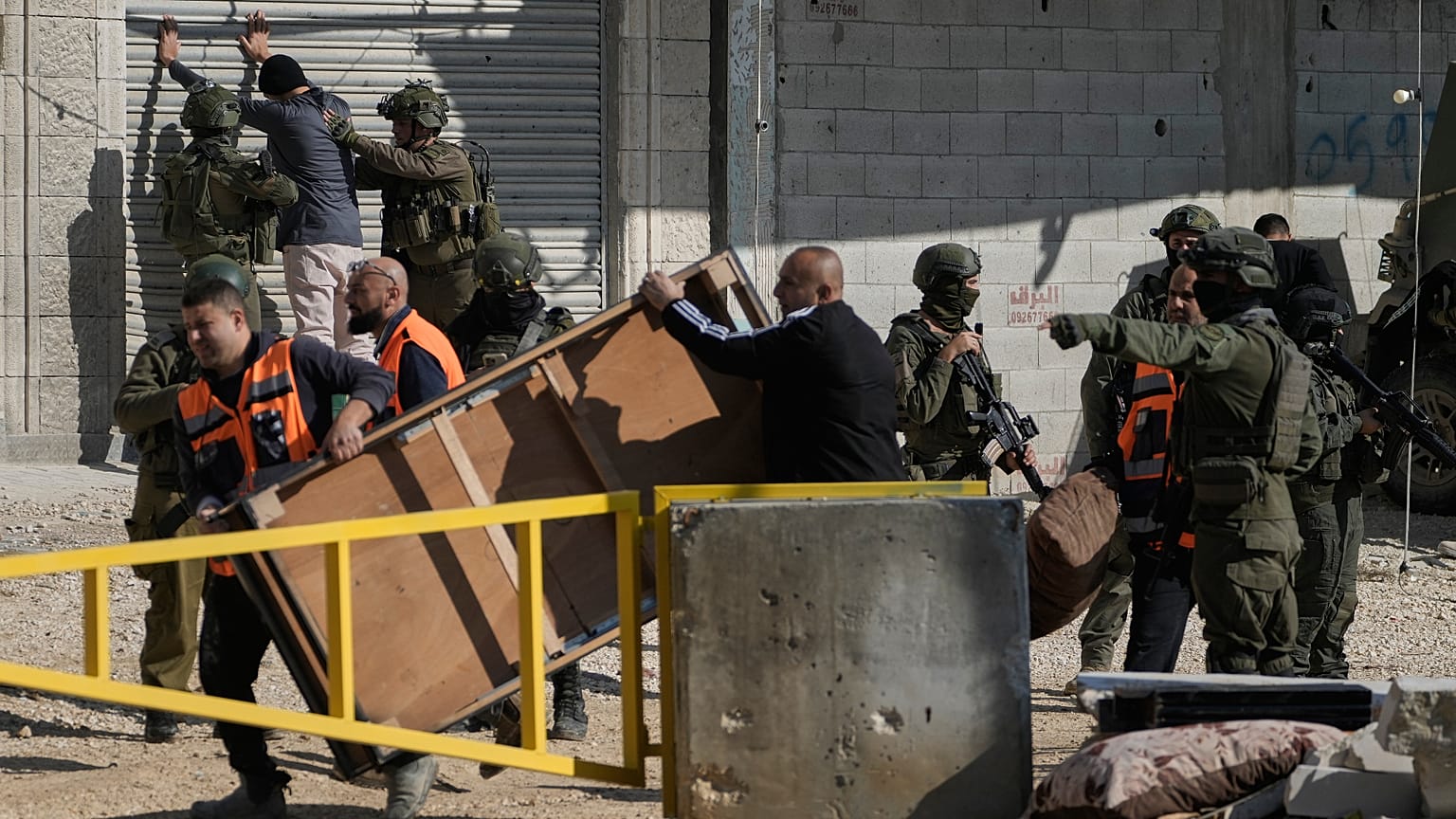 جنود إسرائيليون يفتشون رجلاً فلسطينياً  في مخيم نور شمس للاجئين، في مدينة طولكرم بالضفة الغربية، الأربعاء 17 ديسمبر/كانون الأول 2025. (صورة من أ ب/مجدي محمد)