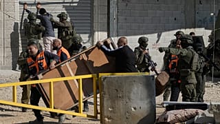 جنود إسرائيليون يفتشون رجلاً فلسطينياً  في مخيم نور شمس للاجئين، في مدينة طولكرم بالضفة الغربية، الأربعاء 17 ديسمبر/كانون الأول 2025. (صورة من أ ب/مجدي محمد)