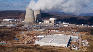A la derecha, en primer plano, un centro de datos de Amazon Web Services está en obras junto a la central nuclear de Susquehanna, en Berwick (Pensilvania), 14 de enero de 2025
