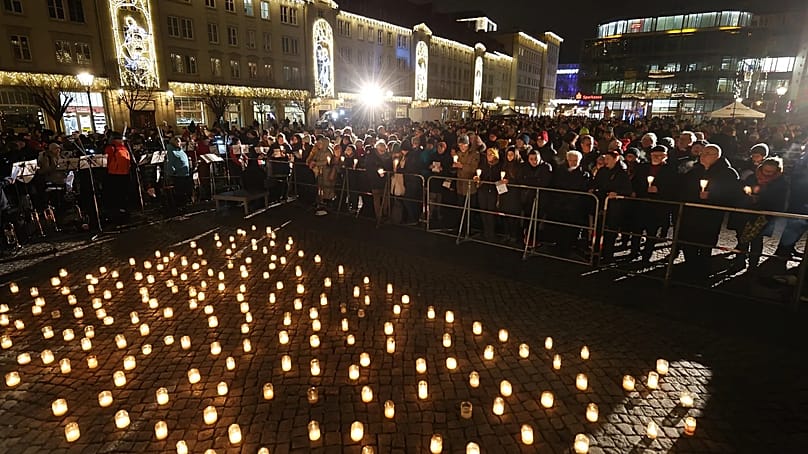 Bei einer Gedenkfeier im Januar 2025 nach dem Anschlag auf den Magdeburger Weihnachtsmarkt hielten die Menschen Kerzen. Auch dieses Jahr soll es eine Lichterkette geben.