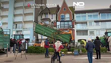 Des agriculteurs protestent devant la résidence secondaire des époux Macron