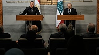  رئيس الوزراء المصري مصطفى مدبولي (يسار الصورة) يدلي ببيان مع نظيره اللبناني نواف سلام في القصر الحكومي في بيروت، لبنان، يوم الجمعة 19 ديسمبر/كانون الأول 2025.