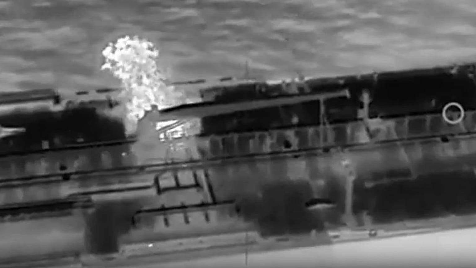 Момент удара по танкеру QENDIL