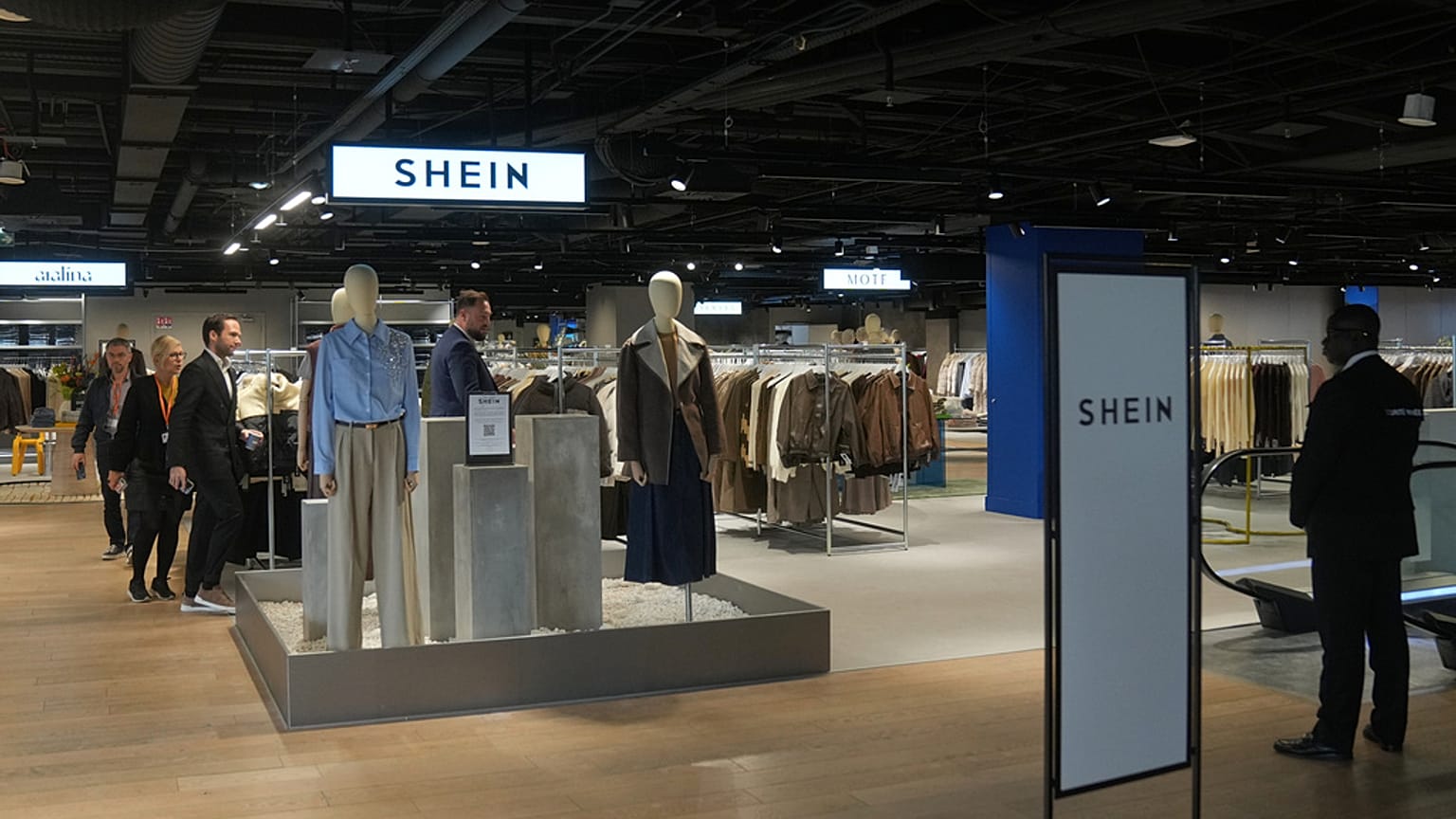 Des passants inspectent le grand magasin BHV, où la première boutique permanente de Shein, géant de la fast fashion, doit ouvrir ses portes, le 5 novembre 2025 à Paris.