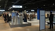 Des passants inspectent le grand magasin BHV, où la première boutique permanente de Shein, géant de la fast fashion, doit ouvrir ses portes, le 5 novembre 2025 à Paris.