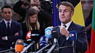 El presidente francés Emmanuel Macron habla con la prensa en Bruselas