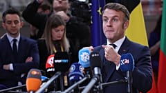 Президент Франции Эмманюэль Макрон общается с прессой в Брюсселе