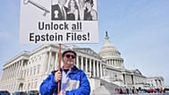 غاري راش، كوليدج بارك، ميريلاند، يحمل لافتة قبل مؤتمر صحفي حول ملفات إبستين أمام مبنى الكابيتول، يوم الثلاثاء 18 نوفمبر 2025، في واشنطن