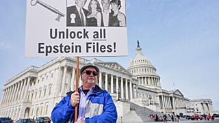 غاري راش، كوليدج بارك، ميريلاند، يحمل لافتة قبل مؤتمر صحفي حول ملفات إبستين أمام مبنى الكابيتول، يوم الثلاثاء 18 نوفمبر 2025، في واشنطن