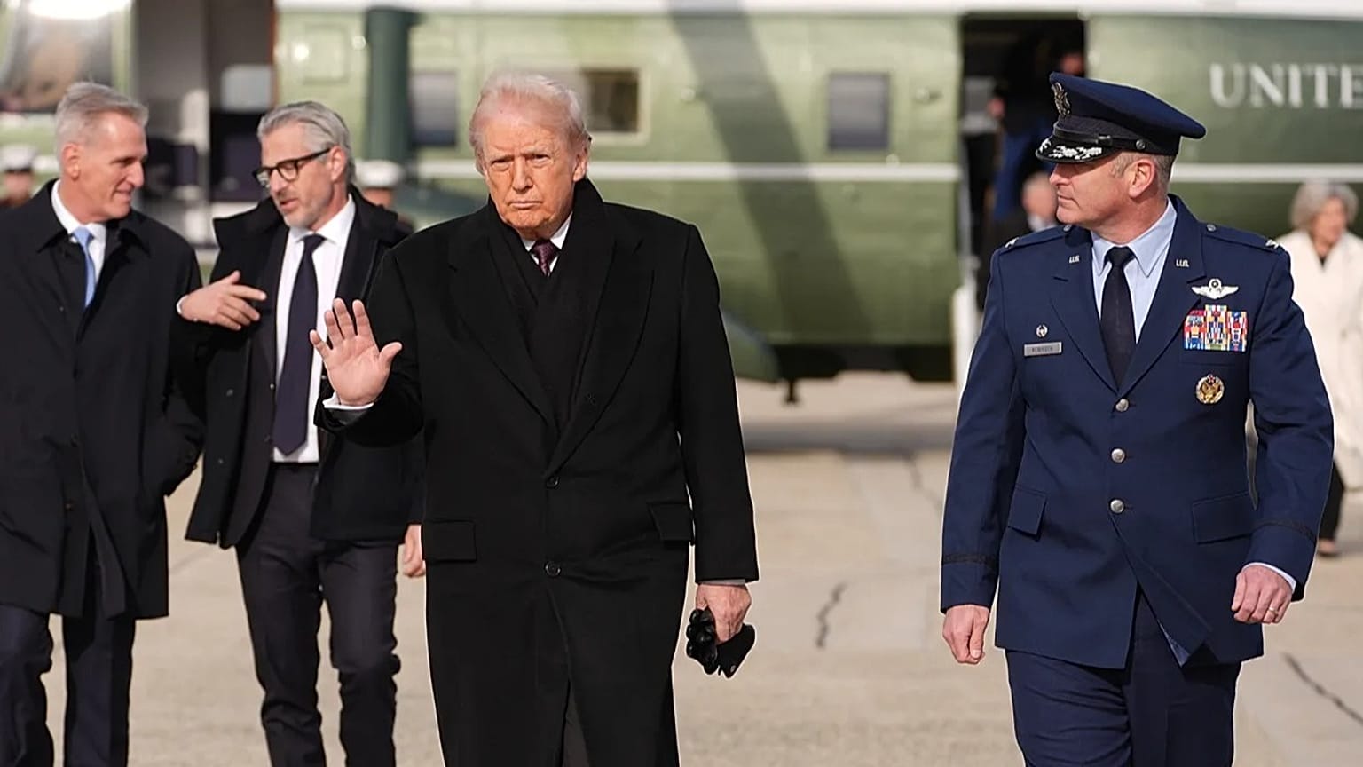 El presidente Donald Trump cerca de un helicóptero militar