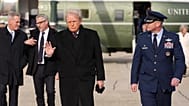 El presidente Donald Trump cerca de un helicóptero militar
