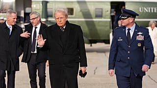 El presidente Donald Trump cerca de un helicóptero militar