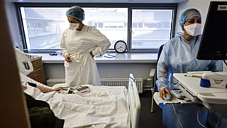 صورة تعبيرية لفريق طبي يقدم رعاية صحية لمريض كوفيد19