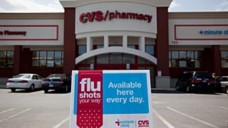 لافتة تروج للقاحات الإنفلونزا معلقة أمام متجر  في روكفيل، بولاية ماريلاند، يوم الجمعة 27 أغسطس/آب 2010 (صورة من وكالة أسوشيتد برس/إيفان فوتشي)
