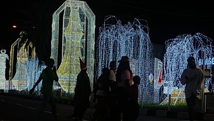 Christmas lights attract Lagos residents despite violence and rising costs