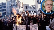 در عکسی بدون تاریخ از سال ۱۹۷۹، معترضان در جریان تظاهراتی در مقابل سفارت آمریکا در تهران، آدمک محمدرضا پهلوی را به آتش می‌کشند