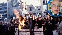 در عکسی بدون تاریخ از سال ۱۹۷۹، معترضان در جریان تظاهراتی در مقابل سفارت آمریکا در تهران، آدمک محمدرضا پهلوی را به آتش می‌کشند