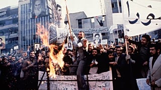 در عکسی بدون تاریخ از سال ۱۹۷۹، معترضان در جریان تظاهراتی در مقابل سفارت آمریکا در تهران، آدمک محمدرضا پهلوی را به آتش می‌کشند