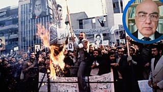 در عکسی بدون تاریخ از سال ۱۹۷۹، معترضان در جریان تظاهراتی در مقابل سفارت آمریکا در تهران، آدمک محمدرضا پهلوی را به آتش می‌کشند