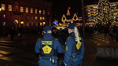 La police présente en grand nombre près de la place de l'hôtel de ville à Copenhague, 16 décembre 2025