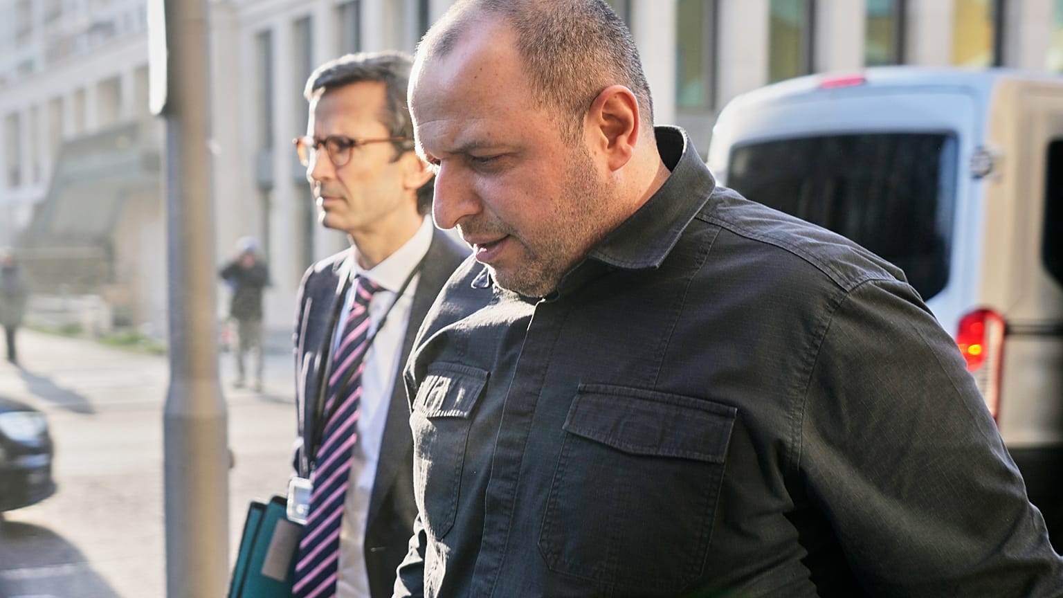 وزير الأمن القومي الأوكراني رستم أوميروف وغونتر ساوتر، مستشار السياسة الخارجية والأمنية للمستشار فريدريش ميرز، يجتمعان في برلين، الأحد 14 ديسمبر/كانون الأول 2025. (صورة أ ب)