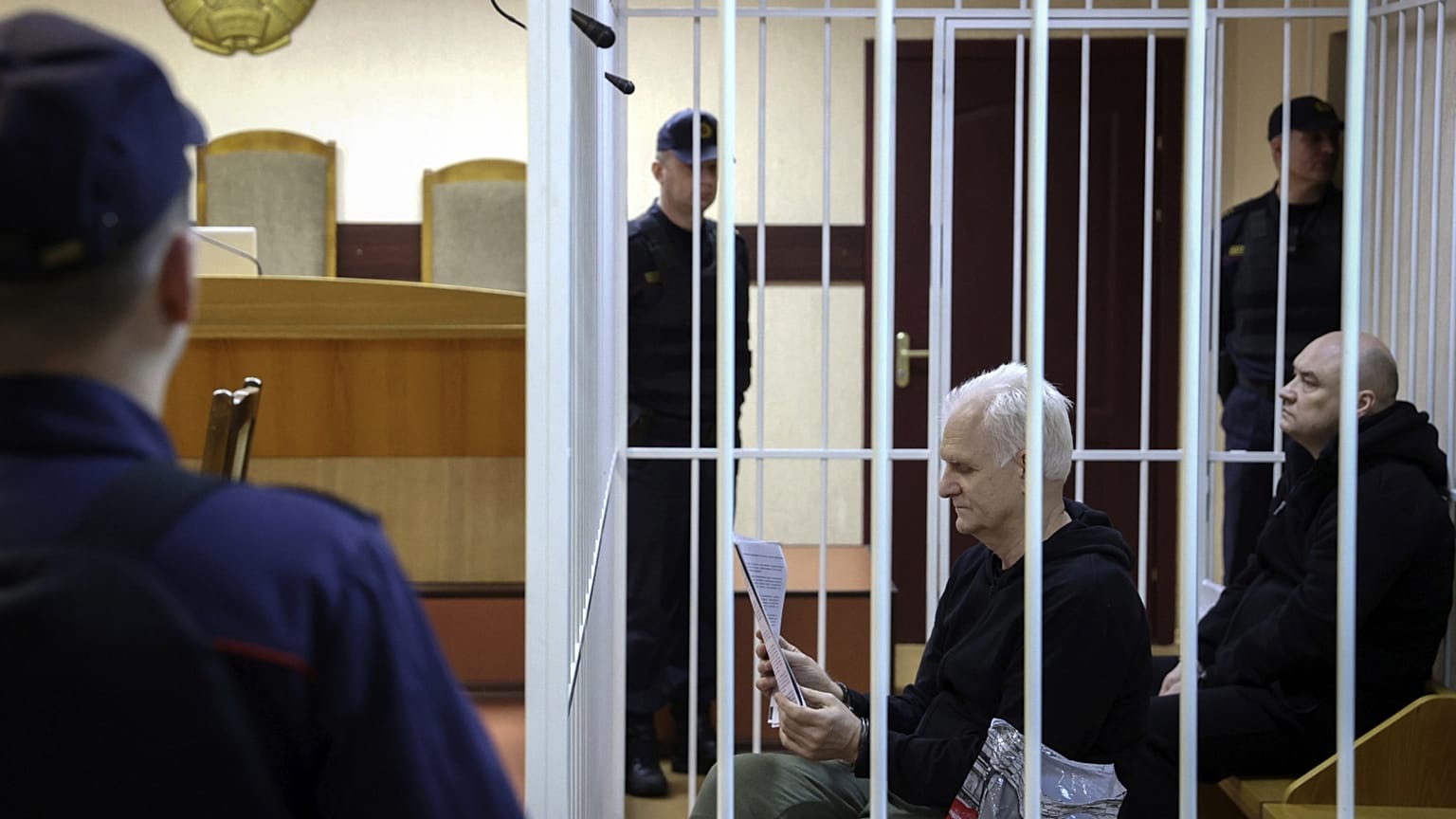 A Nobel-békedíjas Alesz Bjaljacki a vádlottak ketrecében, 2023-ban, Minszkben