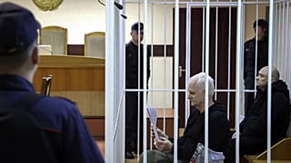 A Nobel-békedíjas Alesz Bjaljacki a vádlottak ketrecében, 2023-ban, Minszkben