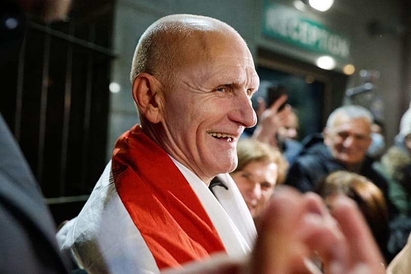 A Nobel-békedíjas Alesz Bjaljacki szabadulása után a vilniusi amerikai nagykövetség előtt, 2025. december 13-án