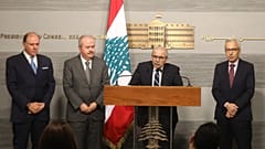 الصورة نشرتها رئاسة الحكومة اللبنانية، نواف سلام يخاطب اللبنانيين في كلمة متلفزة من السراي الحكومي، بحضور وزيري المالية والاقتصاد وحاكم مصرف لبنان، الجمعة 19 كانون الاول 2025