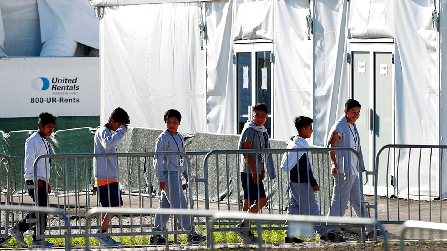  في هذه الصورة المؤرخة في 19 فبراير/شباط 2019، يصطف الأطفال للدخول إلى خيمة في مأوى هومستيد المؤقت للأطفال غير المصحوبين بذويهم في هومستيد، فلوريدا. 