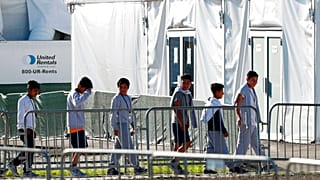  في هذه الصورة المؤرخة في 19 فبراير/شباط 2019، يصطف الأطفال للدخول إلى خيمة في مأوى هومستيد المؤقت للأطفال غير المصحوبين بذويهم في هومستيد، فلوريدا. 