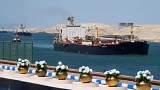 یک کشتی در آبهای کانال سوئز