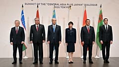 Ομαδική φωτογραφία των ηγετών της Κεντρικής Ασίας και του Ιάπωνα πρωθυπουργού στη σύνοδο κορυφής Κεντρικής Ασίας-Ιαπωνίας στο Τόκιο