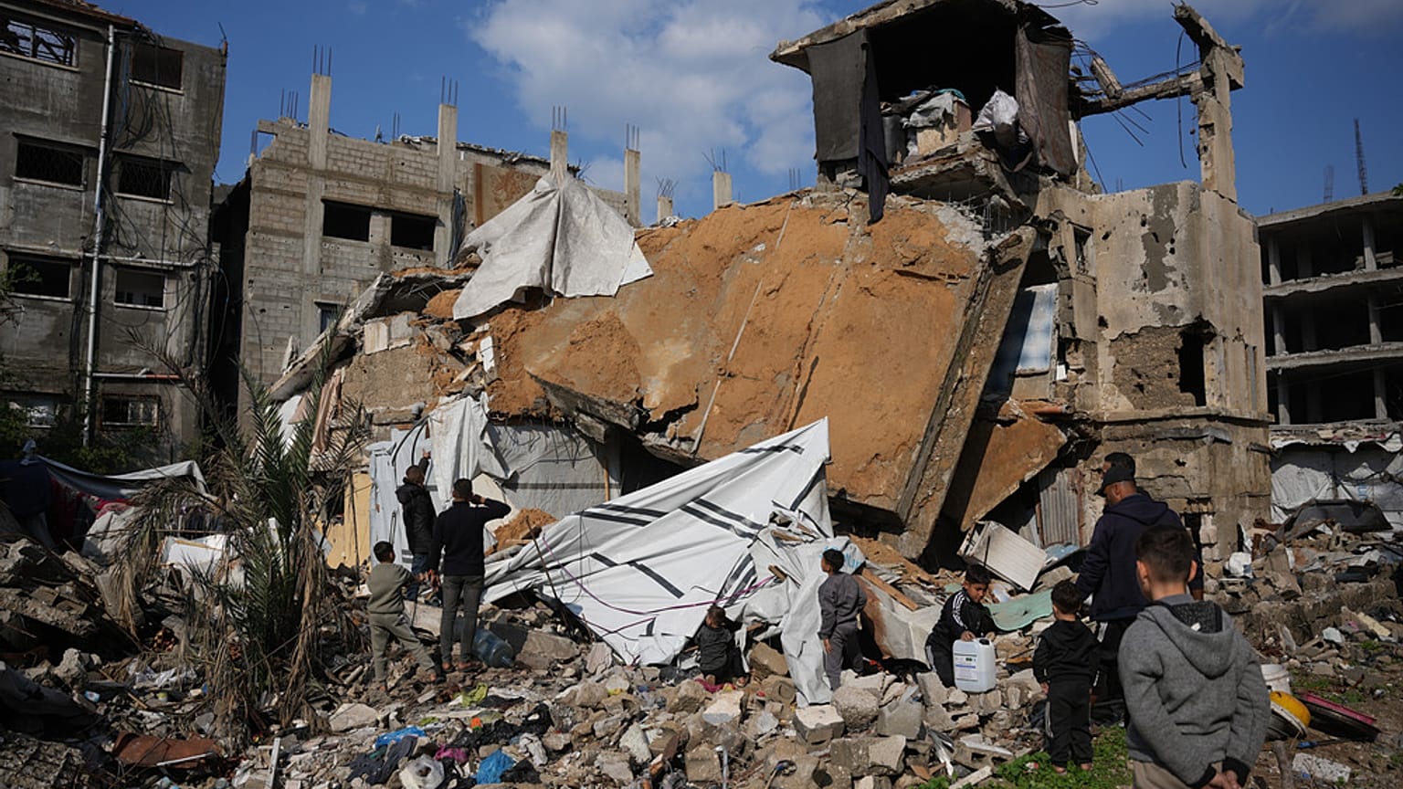 يتفقد أفراد من عائلة الحصري الأنقاض بحثًا عن متعلقاتهم بعد انهيار منزلهم