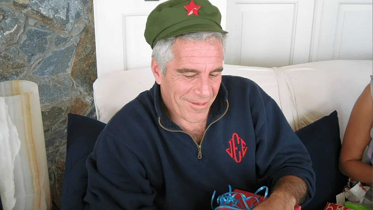 Cette photo non datée publiée par le ministère américain de la Justice montre Jeffrey Epstein.