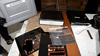 Une photo caviardée publiée par le ministère de la Justice montre des dossiers documentés en 2019, lors d'une perquisition au domicile d'Epstein sur l'île de Little St. James