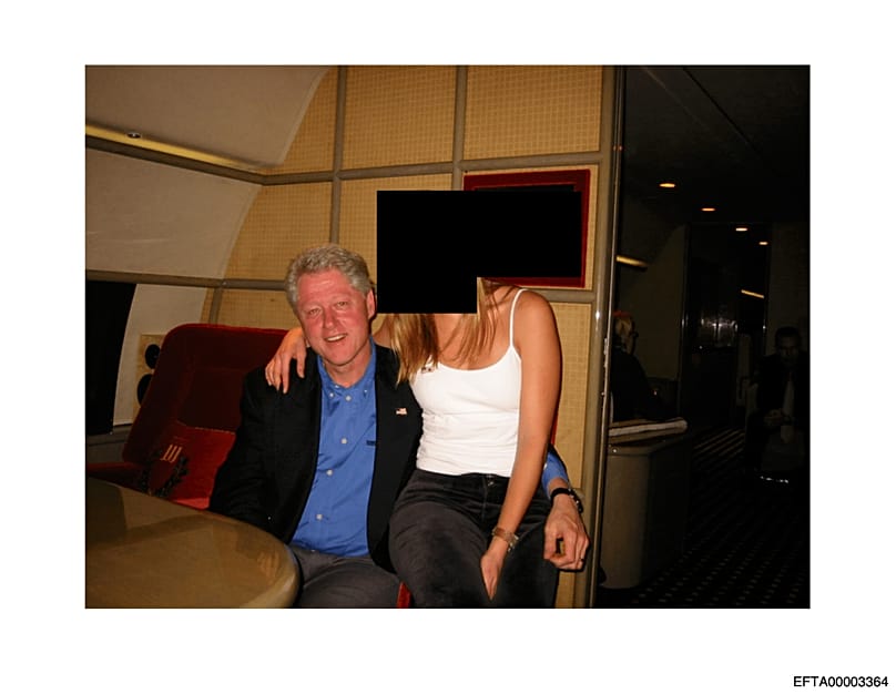 Bill Clinton apparaît sur plusieurs photos révélées. 