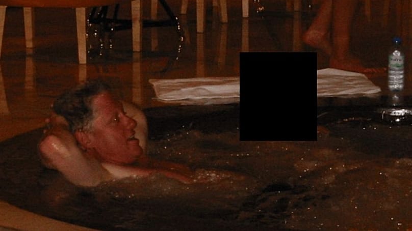 Bill Clinton en un Jacuzzi, archivos caso Epstein. 