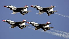 أربع طائرات من فريق "Thunderbirds" للقوات الجوية الأمريكية تحلق في تشكيل خلال عرض جوّي