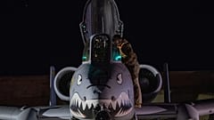 To zdjęcie udostępnione przez Siły Powietrzne Stanów Zjednoczonych przedstawia amerykańskiego lotnika przygotowującego samolot A-10 Thunderbolt II do lotu