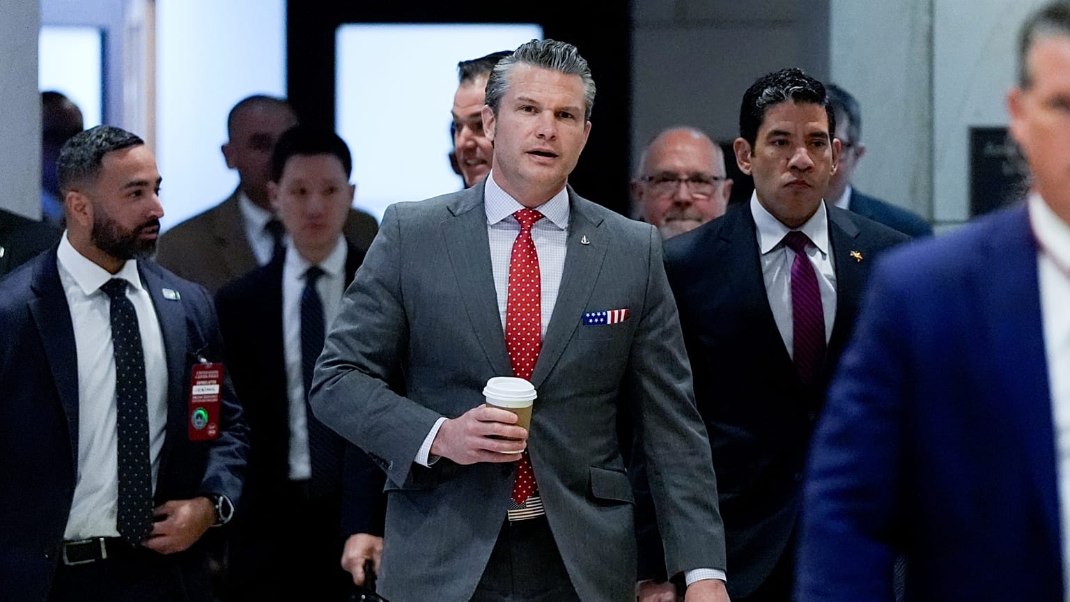 Pete Hegseth amerikai védelmi miniszter érkezik egy kongresszusi meghallgatásra
