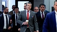 Pete Hegseth amerikai védelmi miniszter érkezik egy kongresszusi meghallgatásra