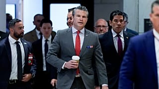Pete Hegseth amerikai védelmi miniszter érkezik egy kongresszusi meghallgatásra