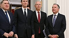 Ο ειδικός απεσταλμένος των ΗΠΑ Steve Witkoff, δεξιά, ο Ρώσος Yuri Ushakov, αριστερά, ο Ρώσος Kirill Dmitriev, δεύτερος δεξιά και ο Jared Kushnerht, φθάνουν για συναντήσεις στη Μόσχα, στις 2.12.2025.