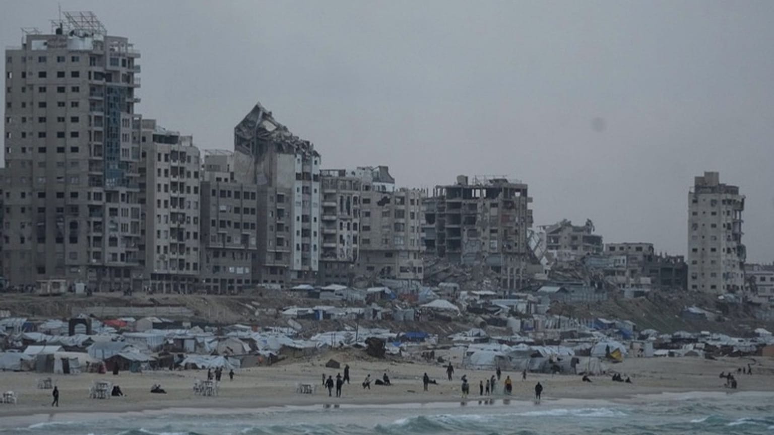 فلسطینی‌ها در حال قدم زدن در ساحل مدیترانه در شهر غزه، شنبه، ۶ دسامبر ۲۰۲۵