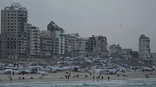 فلسطینی‌ها در حال قدم زدن در ساحل مدیترانه در شهر غزه، شنبه، ۶ دسامبر ۲۰۲۵