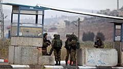 جنود إسرائيليون يؤمنون المنطقة بعد أن أطلق مسلح فلسطيني النار على موقع عسكري وردّت القوات النيران عند حاجز هوارا جنوب مدينة نابلس في الضفة الغربية