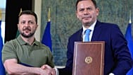 Zelenskyy e Montenegro aquando da assinatura do acordo em maio de 2024