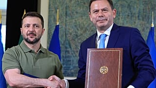 Zelenskyy e Montenegro aquando da assinatura do acordo em maio de 2024