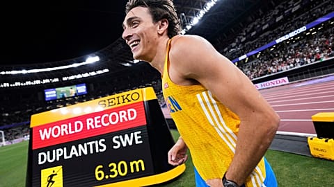Armand Duplantis svéd rúdugró a tokiói világbajnokságon aratott győzelme után  